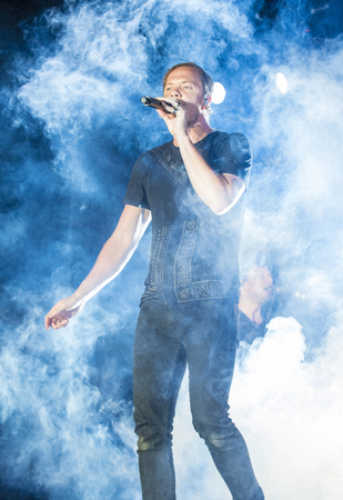 LAS VEGAS - SEP 26 : Dan Reynolds of Imagine Dragons performs on stage at the 2015 Life is Beautiful festival on September 26, 2015 in Las Vegas, Nevada.のeditorial素材