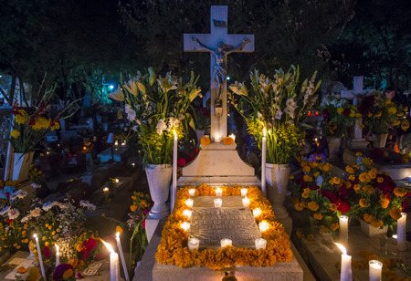 The cemetery of Oaxaca at night during Day of the Deadのeditorial素材