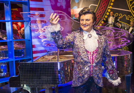 LAS VEGAS - OCT 23 : A waxwork of Liberace at The Madame Tussauds museum in Las Vegas on October 23 2015 , The two-floor 30,000-square-foot museum has 100-plus wax replicas.のeditorial素材