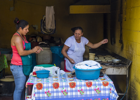 SUCHITOTO , EL SALVADOR  - MAY 07 : Salvadoran women prepares Popusas in Suchitoto El Salvador on May 07 2016. Popusa is a traditional Salvadoran dish made of corn tortillaのeditorial素材