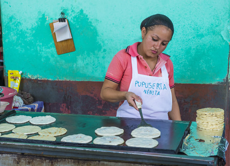 SUCHITOTO , EL SALVADOR  - MAY 07 : Salvadoran woman prepares Popusas in Suchitoto El Salvador on May 07 2016. Popusa is a traditional Salvadoran dish made of corn tortillaのeditorial素材