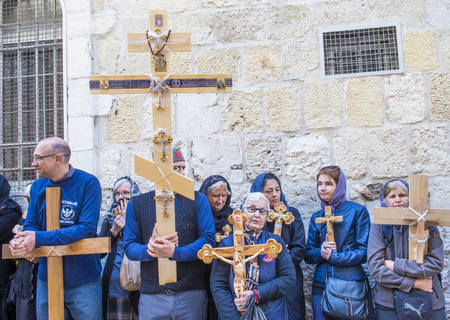 JERUSALEM - APRIL 14 : Christian pilgrims carry across along the Via Dolorosa in Jerusalem on April 14 2017 commemorating the path Jesus carried his cross on the day of his crucifixionのeditorial素材