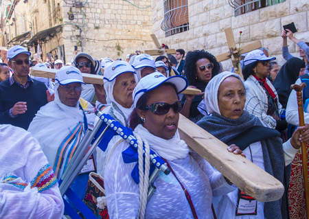 JERUSALEM - APRIL 14 : Christian pilgrims carry across along the Via Dolorosa in Jerusalem on April 14 2017 commemorating the path Jesus carried his cross on the day of his crucifixionのeditorial素材