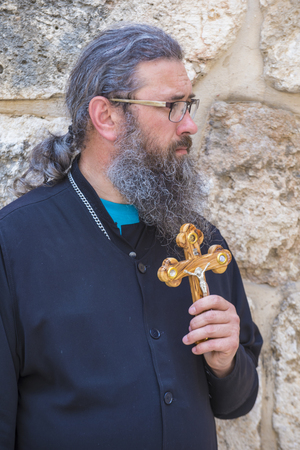 JERUSALEM - APRIL 14 : Christian pilgrim carry across along the Via Dolorosa in Jerusalem on April 14 2017 commemorating the path Jesus carried his cross on the day of his crucifixionのeditorial素材