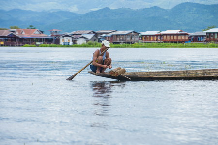 INLE LAKE , MYANMAR - SEP 07 : Burmese fisherman at Inle lake Myanmar on September 07 2017 , inle Lake is a freshwater lake located in Shan stateのeditorial素材