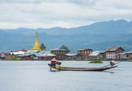 INLE LAKE , MYANMAR - SEP 07 : Burmese fisherman at Inle lake Myanmar on September 07 2017 , inle Lake is a freshwater lake located in Shan stateのeditorial素材