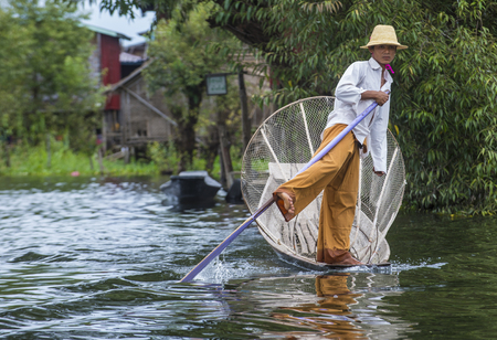 INLE LAKE , MYANMAR - SEP 07 : Burmese fisherman at Inle lake Myanmar on September 07 2017 , inle Lake is a freshwater lake located in Shan stateのeditorial素材