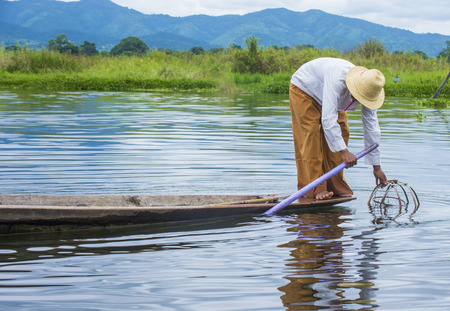 INLE LAKE , MYANMAR - SEP 07 : Burmese fisherman at Inle lake Myanmar on September 07 2017 , inle Lake is a freshwater lake located in Shan stateのeditorial素材