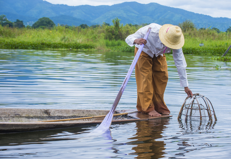 INLE LAKE , MYANMAR - SEP 07 : Burmese fisherman at Inle lake Myanmar on September 07 2017 , inle Lake is a freshwater lake located in Shan stateのeditorial素材