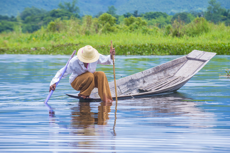 INLE LAKE , MYANMAR - SEP 07 : Burmese fisherman at Inle lake Myanmar on September 07 2017 , inle Lake is a freshwater lake located in Shan stateのeditorial素材