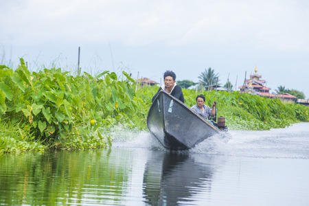 INLE LAKE , MYANMAR - SEP 07 : Intha man on his boat in Inle lake Myanmar on September 07 2017 , inle Lake is a freshwater lake located in Shan stateのeditorial素材