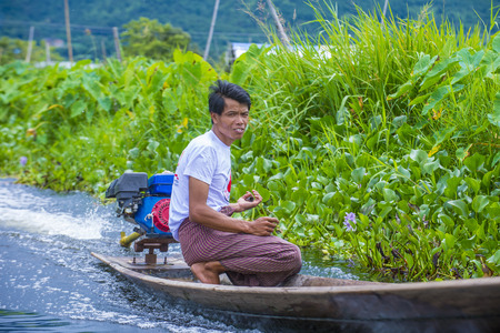 INLE LAKE , MYANMAR - SEP 07 : Intha man on his boat in Inle lake Myanmar on September 07 2017 , inle Lake is a freshwater lake located in Shan stateのeditorial素材