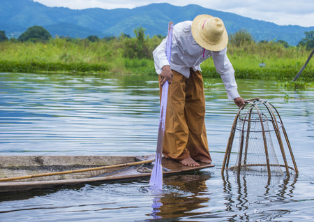 INLE LAKE , MYANMAR - SEP 07 : Burmese fisherman at Inle lake Myanmar on September 07 2017 , inle Lake is a freshwater lake located in Shan stateのeditorial素材