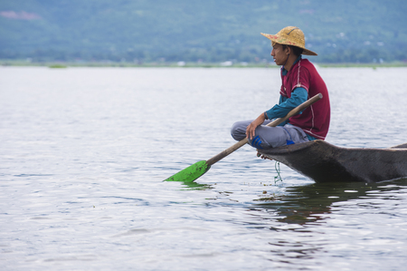 INLE LAKE , MYANMAR - SEP 07 : Burmese fisherman at Inle lake Myanmar on September 07 2017 , inle Lake is a freshwater lake located in Shan stateのeditorial素材