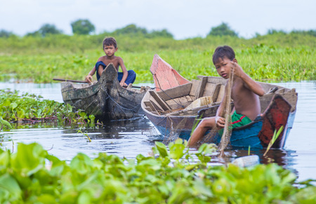 TONLE SAP , CAMBODIA - OCT 18 : Cambodian children in Tonle sap lake Cambodia on October 18 2017. Tonle sap It is the largest lake in South East Asiaのeditorial素材