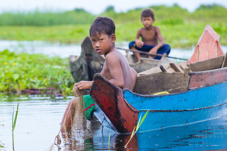 TONLE SAP , CAMBODIA - OCT 18 : Cambodian children in Tonle sap lake Cambodia on October 18 2017. Tonle sap It is the largest lake in South East Asiaのeditorial素材