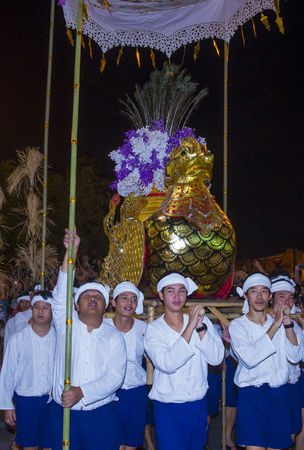 CHIANG MAI , THAILAND - NOV 04 : Participants in a parade during Yee Peng festival in Chiang Mai , Thailand on November 04 2017のeditorial素材