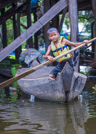 TONLE SAP , CAMBODIA - OCT 18 : Cambodian child in Tonle sap lake Cambodia on October 18 2017. Tonle sap It is the largest lake in South East Asiaのeditorial素材