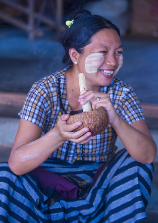 BAGAN, MYANMAR- SEP 04 : Woman smoking a cheroot cigar in market in bagan, Myanmar on September 04, 2017. Cheroot is a cigar made by dried fruits and little bit of tobaccoのeditorial素材