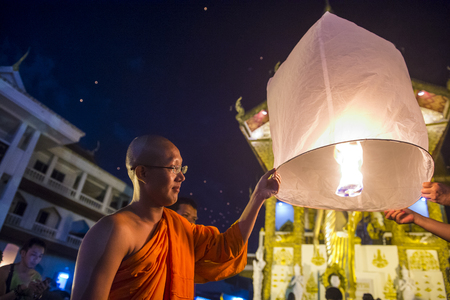 CHIANG MAI , THAILAND - NOV 03 : Buddhist monk launch sky lantern during Yee Peng festival in Chiang Mai , Thailand on November 03 2017のeditorial素材