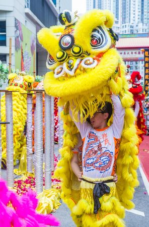 HONG KONG - MARCH 04 : Lion dance performance during the 14th Tai Kok Tsui temple fair in Hong Kong on March 04 2018. The temple fair is a Chinese cultural event held annuallyのeditorial素材