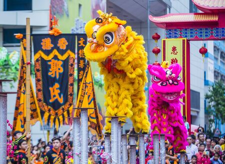 HONG KONG - MARCH 04 : Lion dance performance during the 14th Tai Kok Tsui temple fair in Hong Kong on March 04 2018. The temple fair is a Chinese cultural event held annuallyのeditorial素材