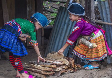 BAM NA OUAN , LAOS - AUG 13 : Girls from the Hmong Minority in Bam Na Ouan village Laos on August 13 2018. The Hmong minority is one of the 49 ethnic groups of Laosのeditorial素材