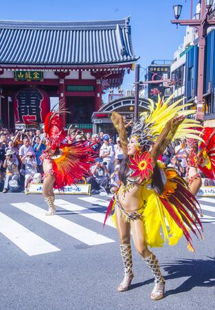 TOKYO - AUG 25 : Participants in the Asakusa samba carnival in Tokyo Japan on August 25 2018. The Asakusa samba carnival is the largest of its kind in the northern hemisphere.のeditorial素材