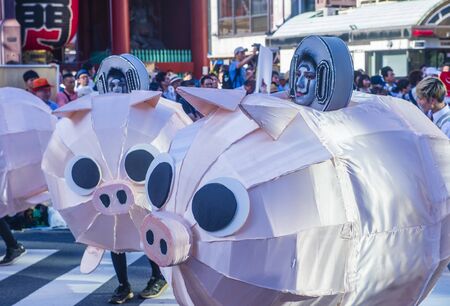TOKYO - AUG 25 : Participants in the Asakusa samba carnival in Tokyo Japan on August 25 2018. The Asakusa samba carnival is the largest of its kind in the northern hemisphere.のeditorial素材