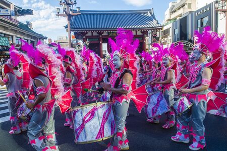 TOKYO - AUG 25 : Participants in the Asakusa samba carnival in Tokyo Japan on August 25 2018. The Asakusa samba carnival is the largest of its kind in the northern hemisphere.のeditorial素材