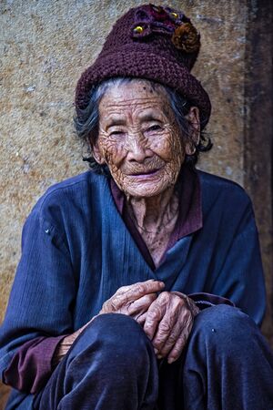 BAM PHOANSA AT , LAOS - AUG 14 : Laotian old woman from the village Bam Phoansa At , Laos on August 14 2018. nearly 70 percent of the population in Laos lives in villagesのeditorial素材