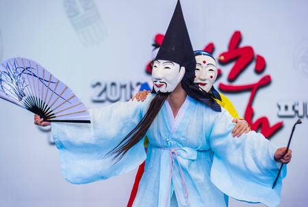 ANDONG , SOUTH KOREA - OCT 01 : Actors performing the traditinal Korean Maskdance at Andong South Korea on October 01 2018 , The Maskdance festival held in Andong annuallyのeditorial素材