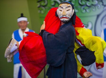 ANDONG , SOUTH KOREA - OCT 01 : Actors performing the traditinal Korean Maskdance at Andong South Korea on October 01 2018 , The Maskdance festival held in Andong annuallyのeditorial素材