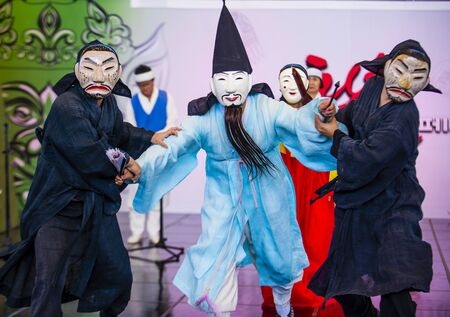 ANDONG , SOUTH KOREA - OCT 01 : Actors performing the traditinal Korean Maskdance at Andong South Korea on October 01 2018 , The Maskdance festival held in Andong annuallyのeditorial素材