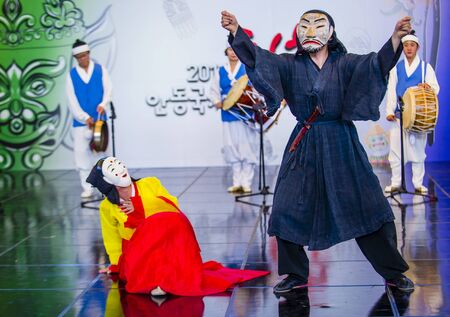 ANDONG , SOUTH KOREA - OCT 01 : Actors performing the traditinal Korean Maskdance at Andong South Korea on October 01 2018 , The Maskdance festival held in Andong annuallyのeditorial素材
