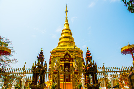 Golden pagoda at Prathat Doi Wao temple, Thailand.のeditorial素材