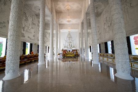 White Buddha statue in Hyuaplakang temple, Thailand.のeditorial素材