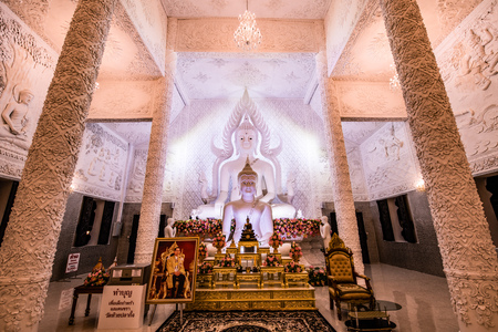 White Buddha statue in Hyuaplakang temple, Thailand.のeditorial素材