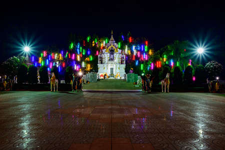 PHAYAO, THAILAND - December 11, 2019 : King Ngam Mueang Monument with Decorative lights at Kwan Phayao Lake, Thailand.のeditorial素材