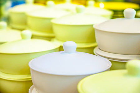 Food bowl with lid made of white ceramic.