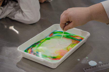 A child learns chromatography in kid's scientific labの写真素材