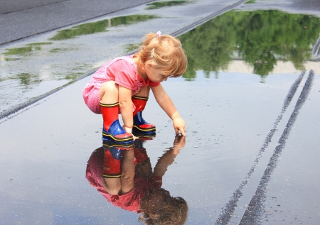 a beautiful little girl in the rainの写真素材