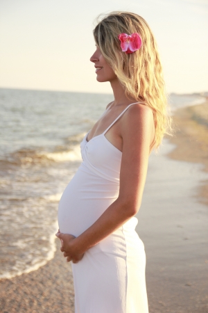  a pregnant woman on the beachの写真素材