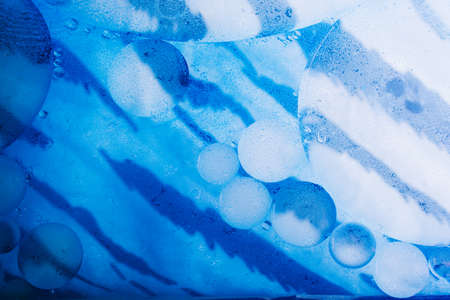 Oil bubbles inside water base form patterns