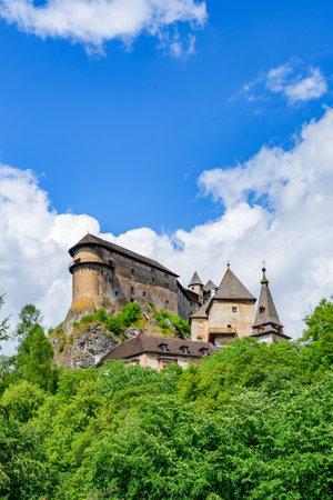 Orava Castle, a well-preserved building located on the Orava River, built on a rocky hill. A popular tourist attraction, view of the castle from belowのeditorial素材