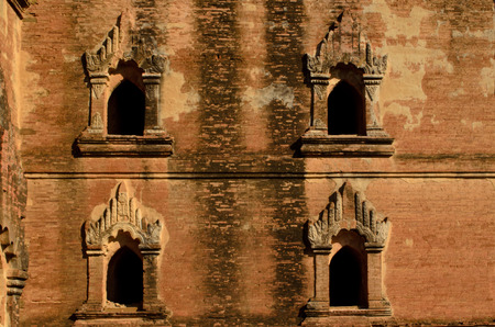 windows at Dhammayangyi temple in Baganの写真素材