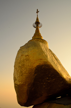 Kyaiktiyo Pagoda against sunset, Myanmarの写真素材