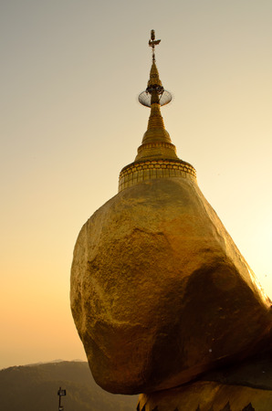 Kyaiktiyo Pagoda against sunset, Myanmarの写真素材
