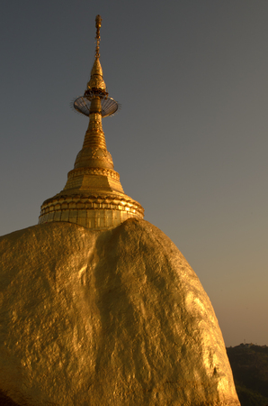 Kyaiktiyo Pagoda against sunset, Myanmarの写真素材