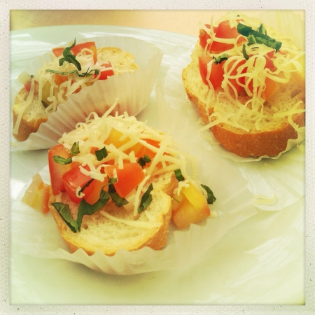 Bread with tomato and grated cheese toppings.の素材